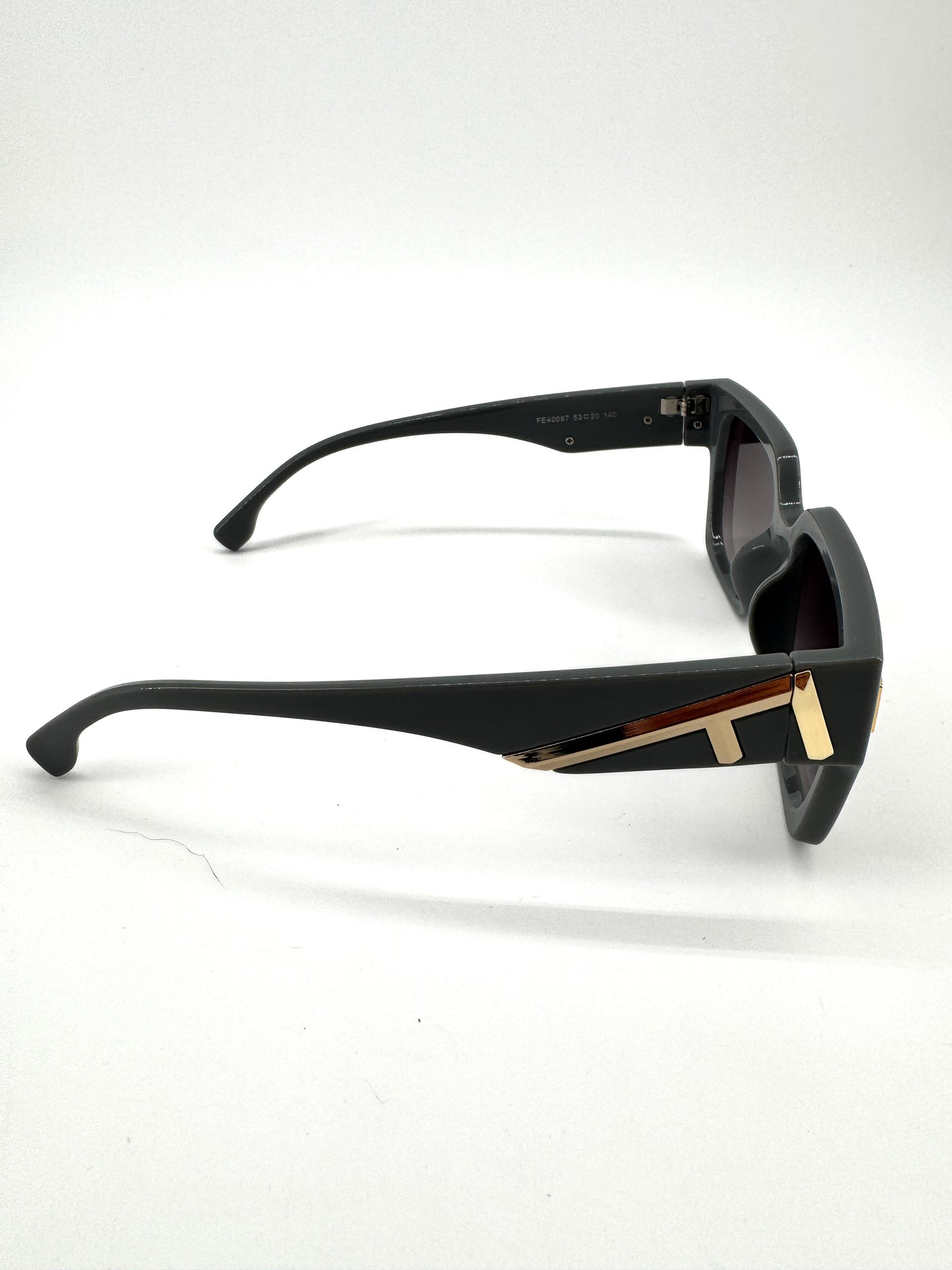 Lunettes de soleil Fendi FE40097 – Élégance architecturale et audace contemporaine