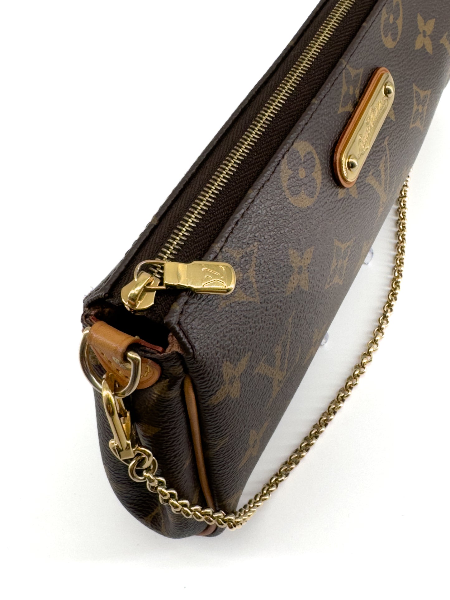 LOUIS VUITTON EVA MONOGRAM – Pochette en toile enduite avec chaîne dorée et bandoulière cuir