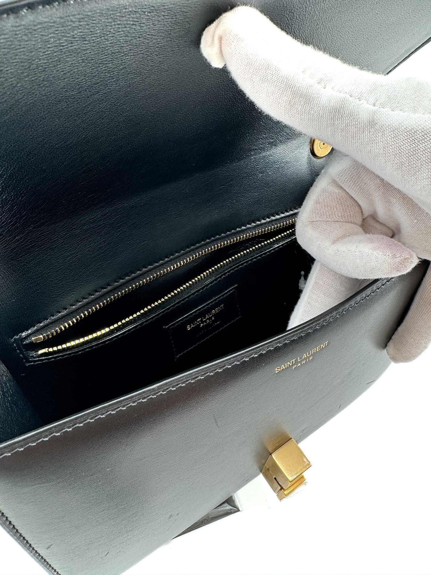 Sac Bandoulière Saint Laurent « Le Carré Satchel » en Cuir Noir — Élégance Architecturale et Intemporalité Parisienne