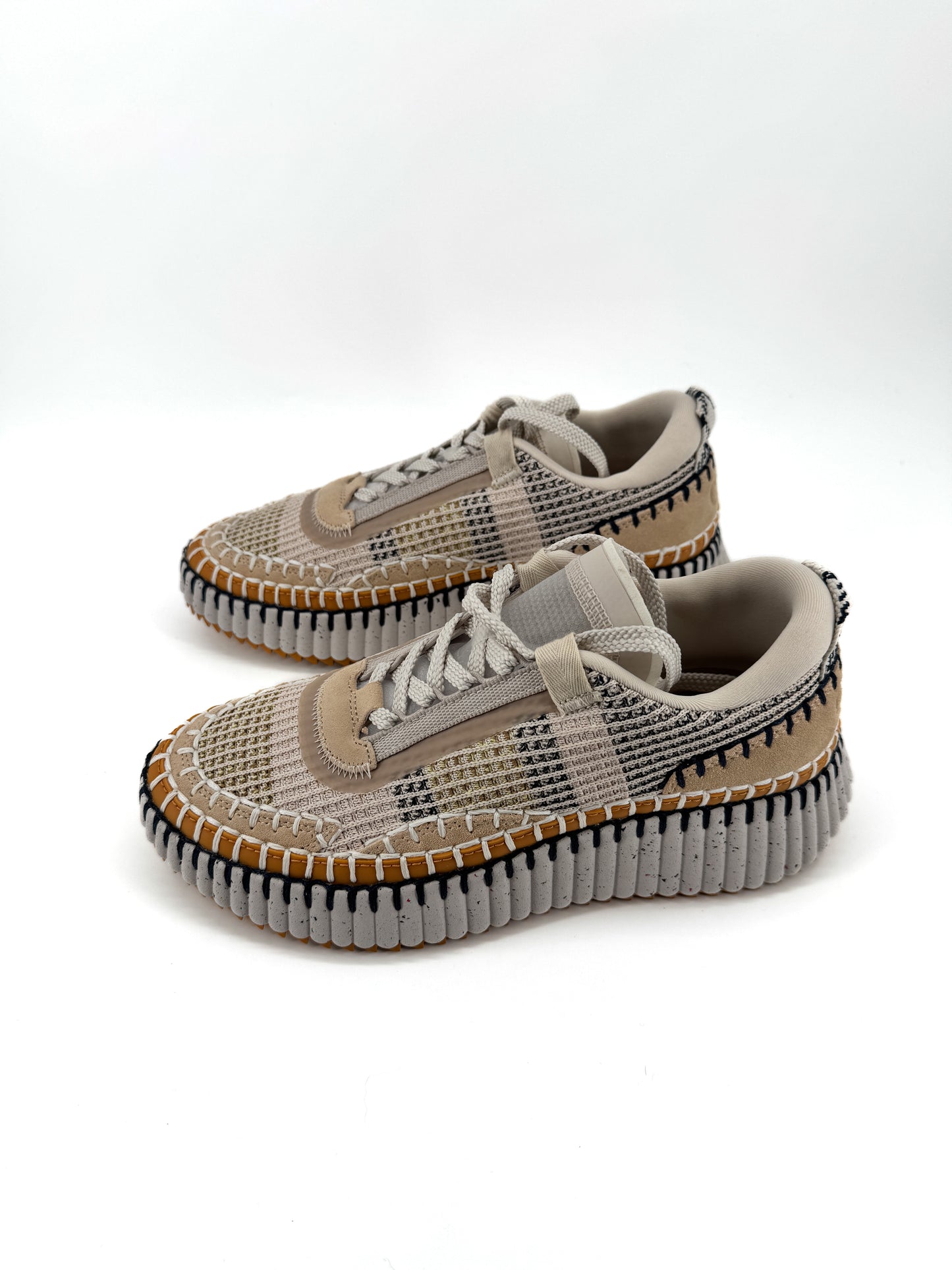 Chloé Nama Sneaker Biscotti Beige – L’alliance du raffinement durable et du design contemporain