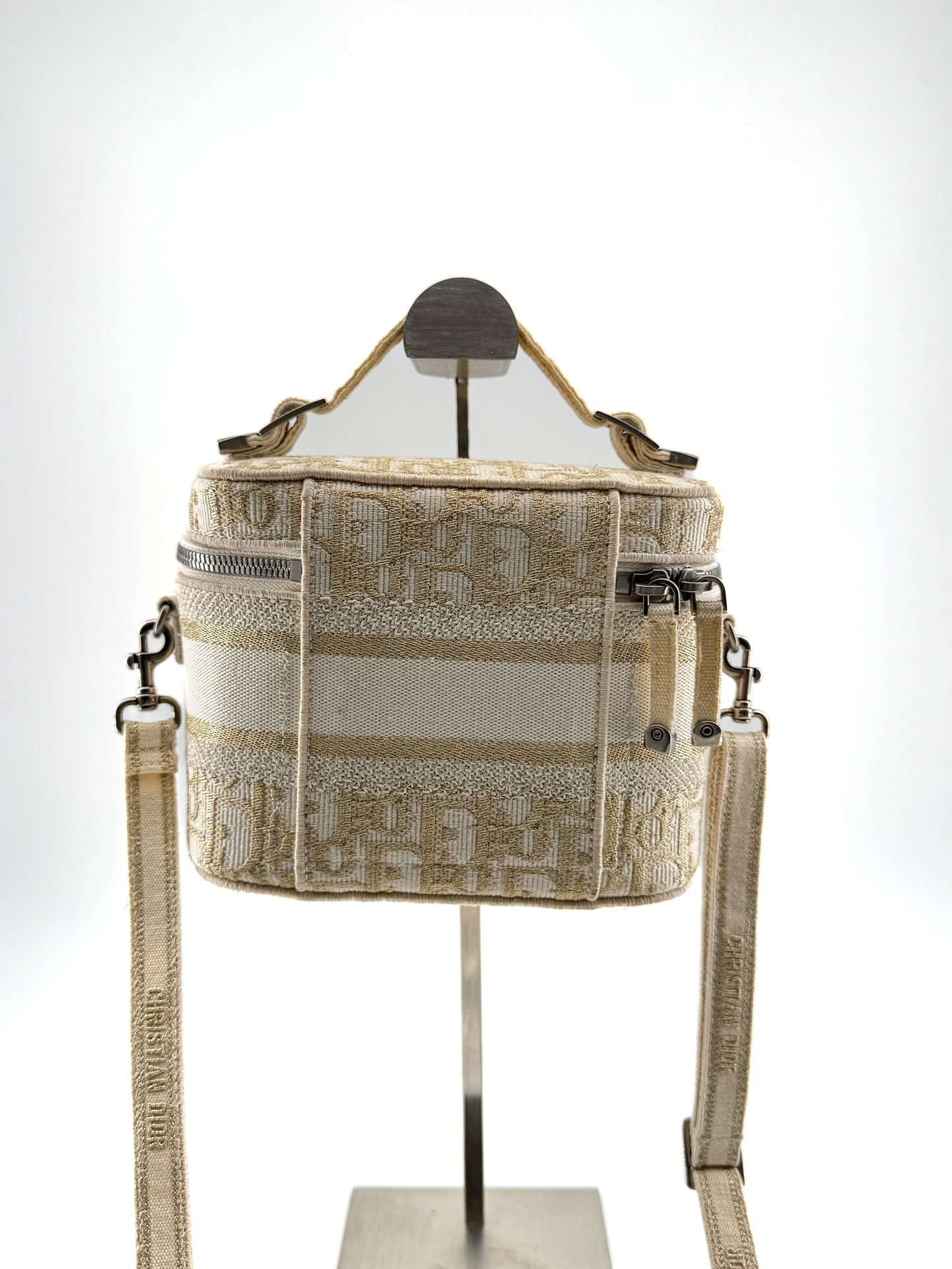 Sac Vanity Christian Dior – Toile Tissée Blanche et Dorée – Élégance Contemporaine et Raffinement Haute Couture