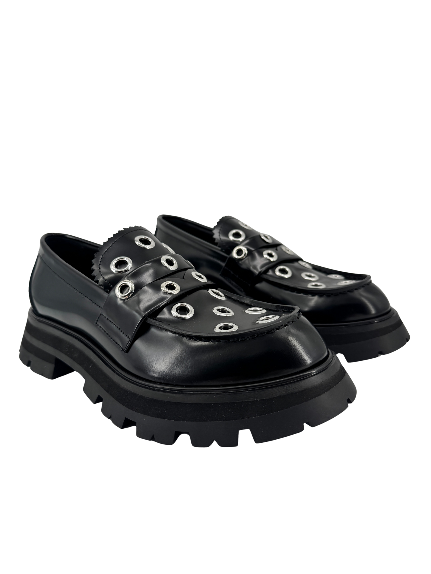 Mocassins Alexander McQueen en cuir noir & œillets argentés — semelle crantée “chunky” (réf. 733044 WIC65, taille 38)