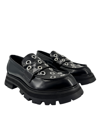Mocassins Alexander McQueen en cuir noir & œillets argentés — semelle crantée “chunky” (réf. 733044 WIC65, taille 38)