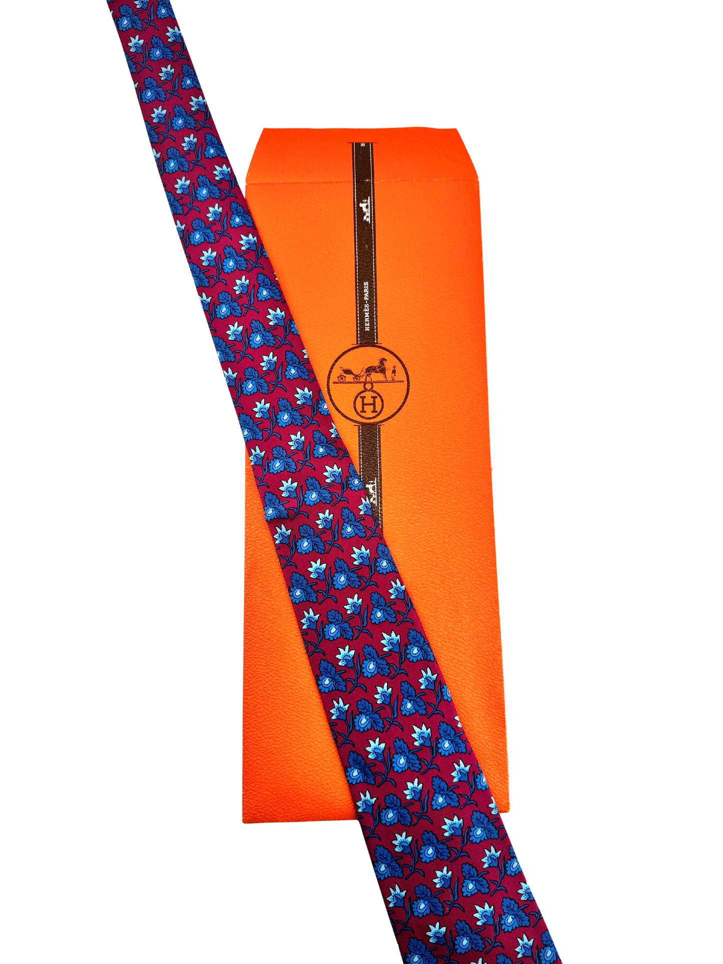 Cravate Hermès en twill de soie – fond bordeaux, motif floral en camaïeu bleu