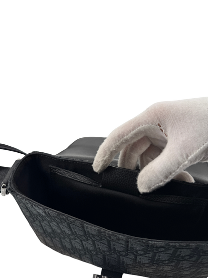 Sac Messenger à rabat Saddle Small Dior — toile jacquard Dior Oblique noire & cuir de veau grainé noir