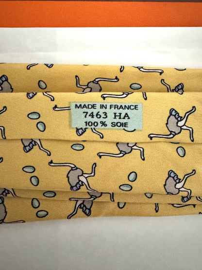 Cravate Hermès en soie Made in France – motif autruches & œufs sur fond jaune