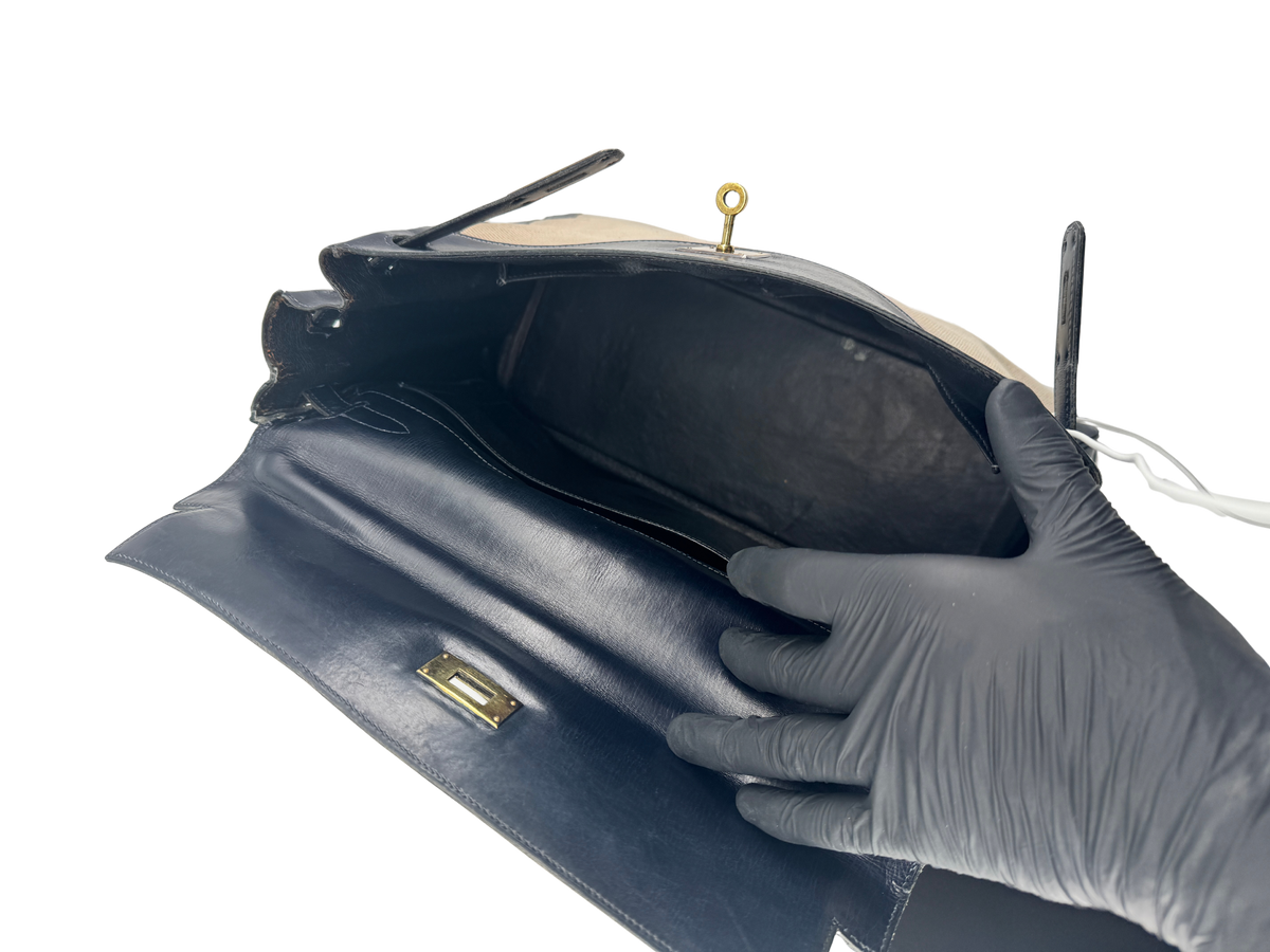 Sac Hermès Kelly 32 Retourné Vintage 1951 en Toile H Écrue & Cuir Box Bleu Nuit, Garniture Plaquée Or — Pièce de collection expertisée