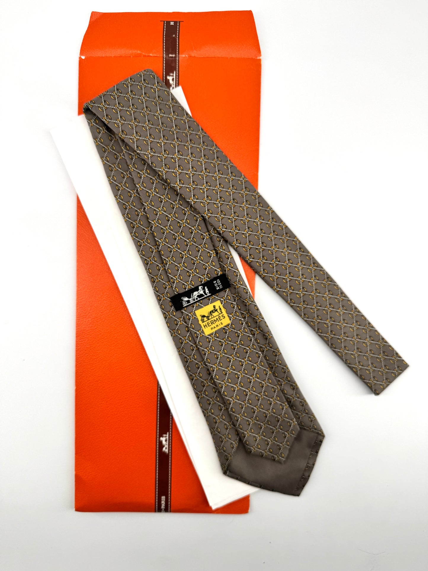 Cravate Hermès en twill de soie Made in France – décor « chaînes & maillons » sur fond gris souris