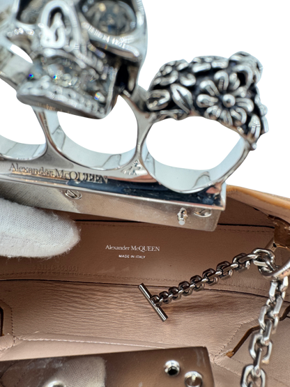 Alexander McQueen – The Jewelled Hobo en cuir miroir doré, poignée bijou “Skull Four Ring” & chaîne