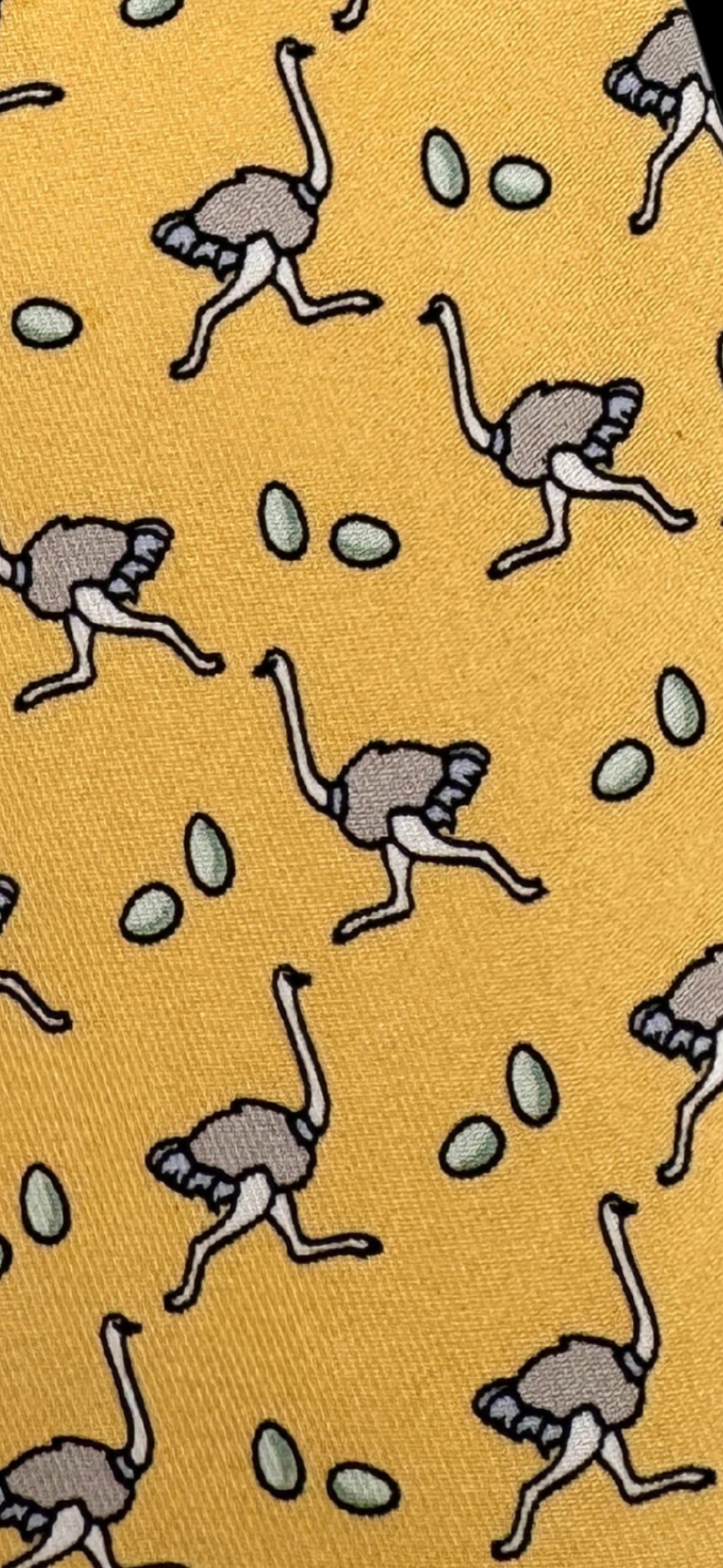 Cravate Hermès en soie Made in France – motif autruches & œufs sur fond jaune