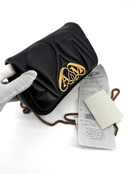 Sac Alexander McQueen “The Seal” en cuir d’agneau matelassé noir avec logo doré – Icône contemporaine de la maroquinerie de luxe