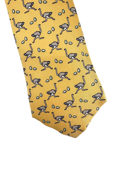 Cravate Hermès en soie Made in France – motif autruches & œufs sur fond jaune