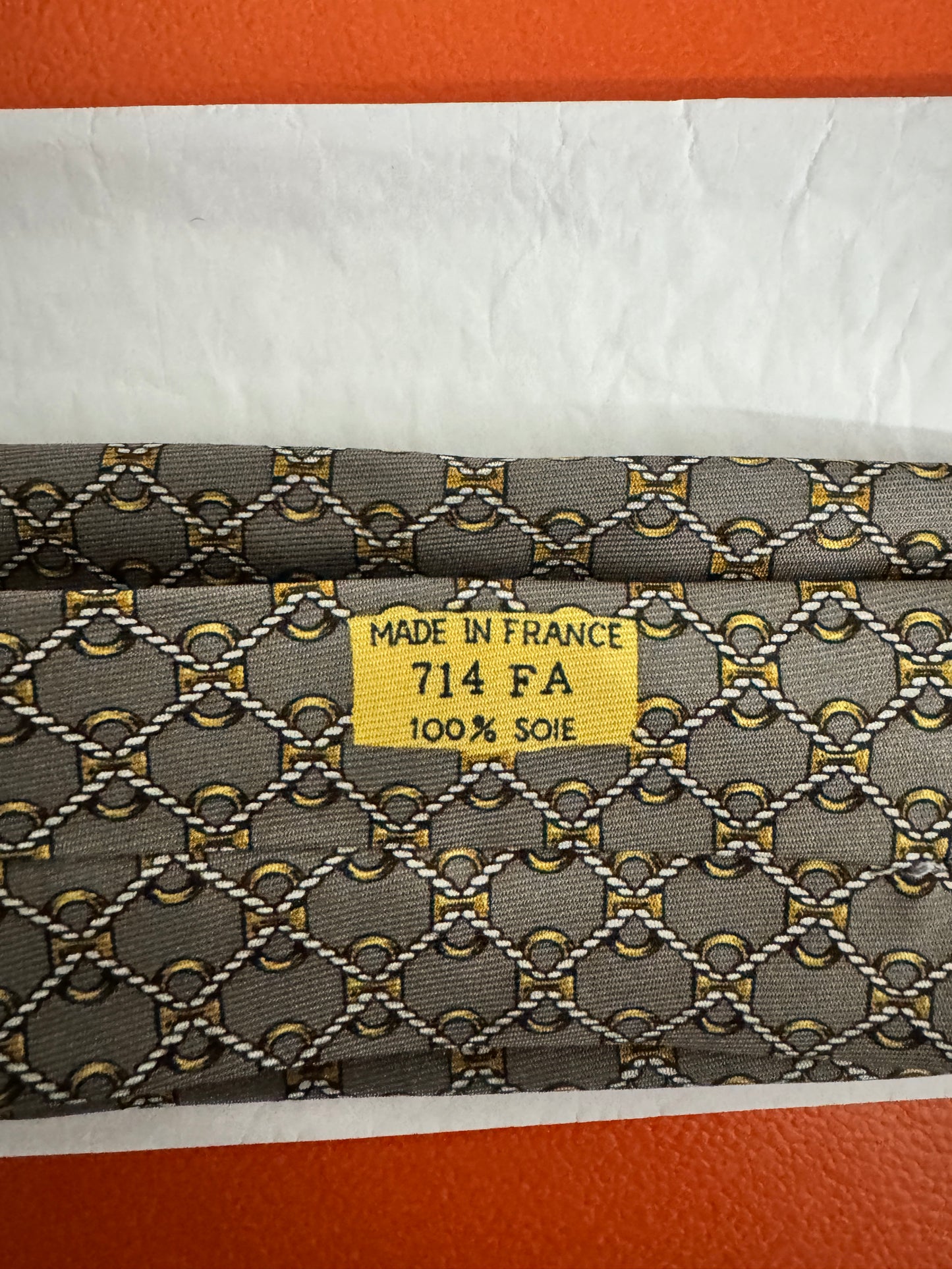 Cravate Hermès en twill de soie Made in France – décor « chaînes & maillons » sur fond gris souris