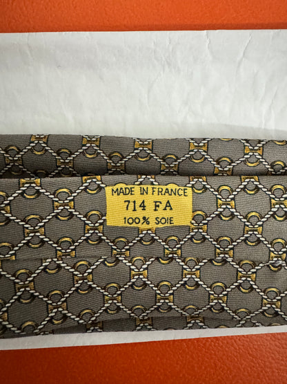 Cravate Hermès en twill de soie Made in France – décor « chaînes & maillons » sur fond gris souris
