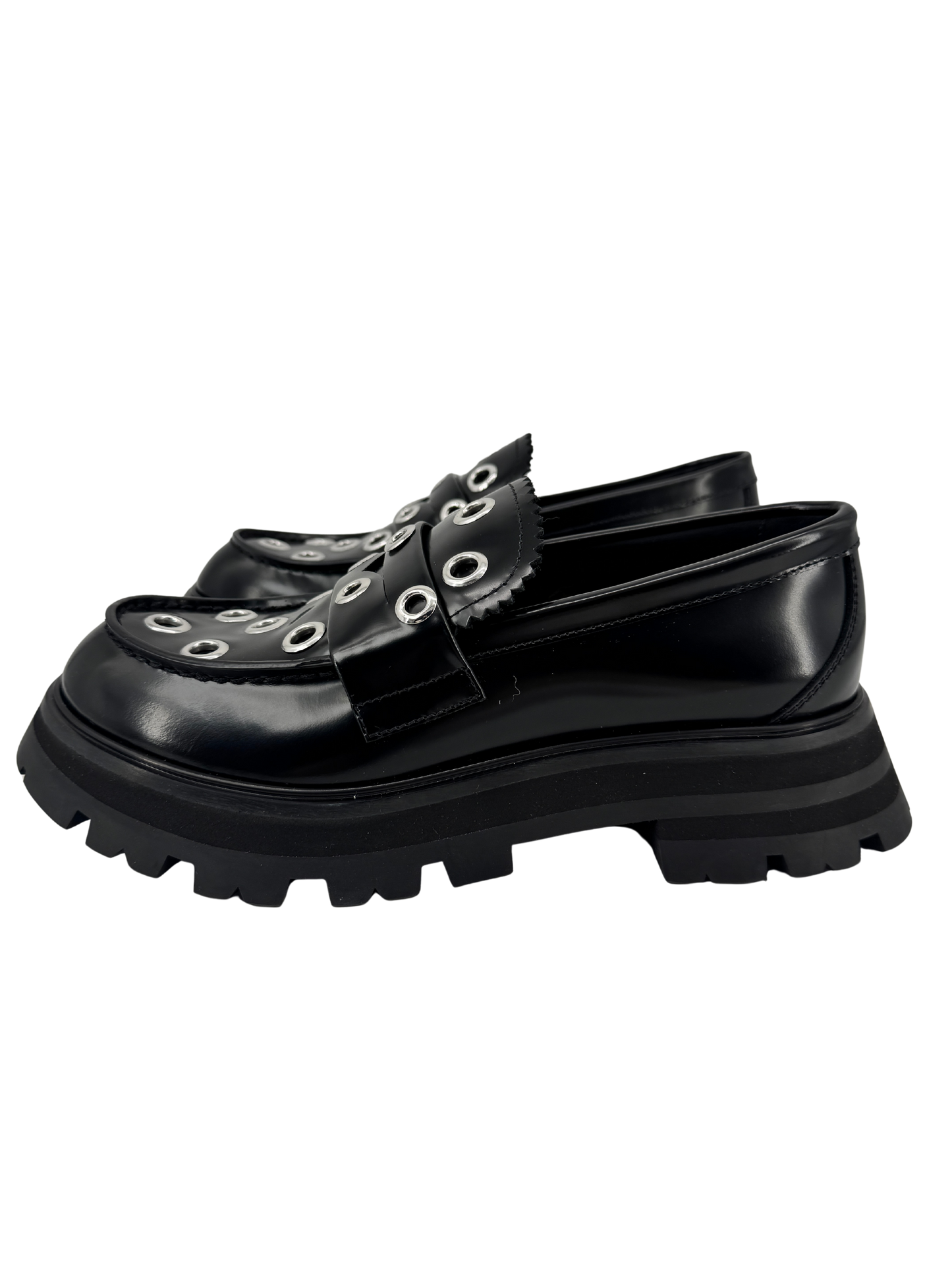 Mocassins Alexander McQueen en cuir noir & œillets argentés — semelle crantée “chunky” (réf. 733044 WIC65, taille 38)