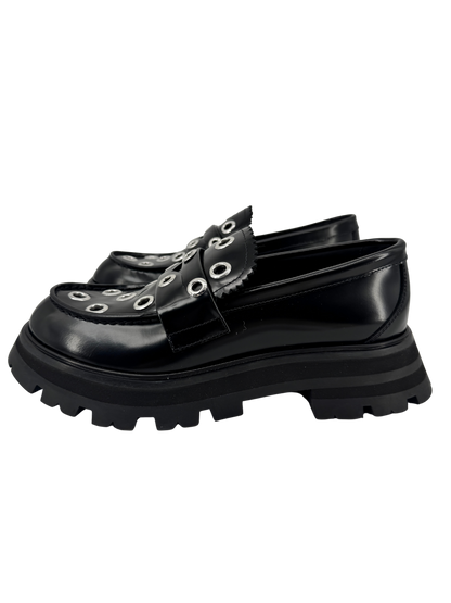 Mocassins Alexander McQueen en cuir noir & œillets argentés — semelle crantée “chunky” (réf. 733044 WIC65, taille 38)