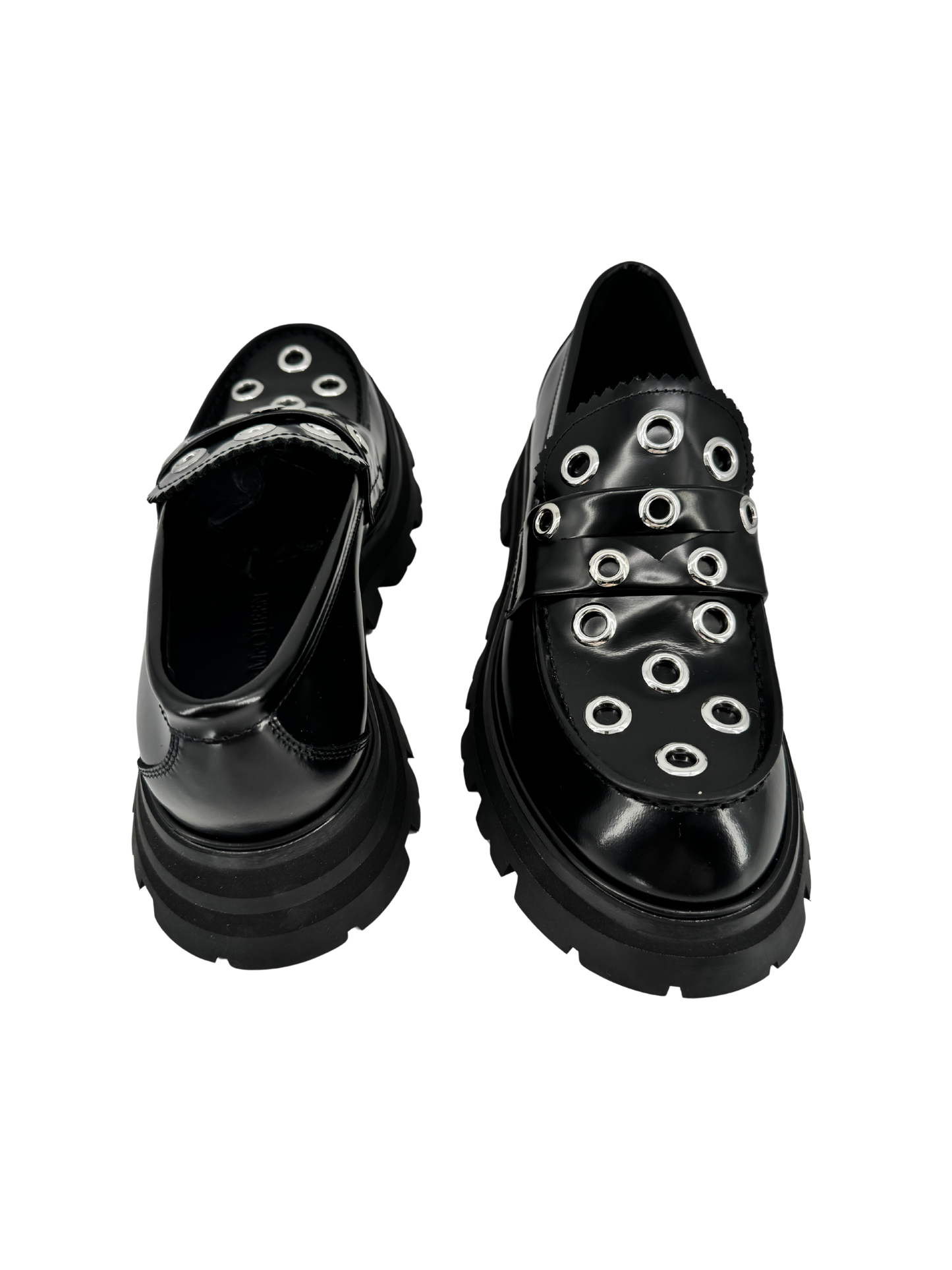 Mocassins Alexander McQueen en cuir noir & œillets argentés — semelle crantée “chunky” (réf. 733044 WIC65, taille 38)