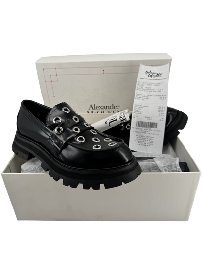 Mocassins Alexander McQueen en cuir noir & œillets argentés — semelle crantée “chunky” (réf. 733044 WIC65, taille 38)