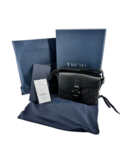 Sac Messenger à rabat Saddle Small Dior — toile jacquard Dior Oblique noire & cuir de veau grainé noir
