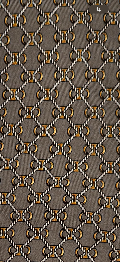 Cravate Hermès en twill de soie Made in France – décor « chaînes & maillons » sur fond gris souris