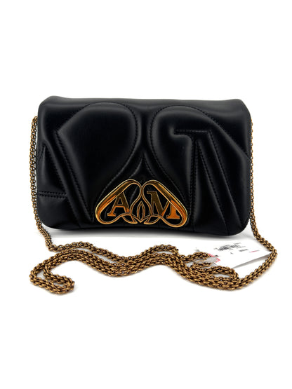 Sac Alexander McQueen “The Seal” en cuir d’agneau matelassé noir avec logo doré – Icône contemporaine de la maroquinerie de luxe