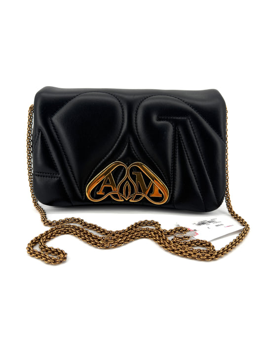 Sac Alexander McQueen “The Seal” en cuir d’agneau matelassé noir avec logo doré – Icône contemporaine de la maroquinerie de luxe