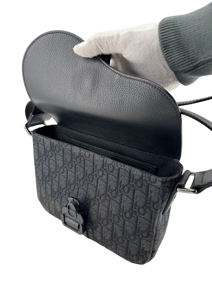 Sac Messenger à rabat Saddle Small Dior — toile jacquard Dior Oblique noire & cuir de veau grainé noir