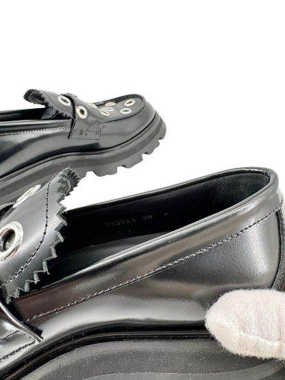 Mocassins Alexander McQueen en cuir noir & œillets argentés — semelle crantée “chunky” (réf. 733044 WIC65, taille 38)