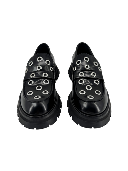Mocassins Alexander McQueen en cuir noir & œillets argentés — semelle crantée “chunky” (réf. 733044 WIC65, taille 38)