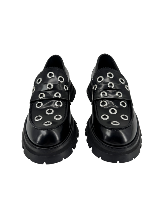 Mocassins Alexander McQueen en cuir noir & œillets argentés — semelle crantée “chunky” (réf. 733044 WIC65, taille 38)