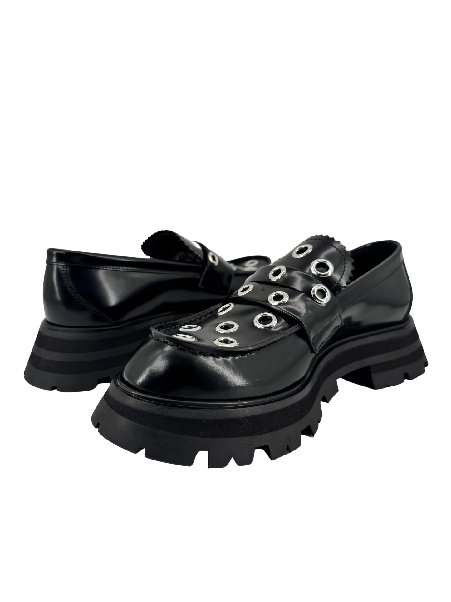 Mocassins Alexander McQueen en cuir noir & œillets argentés — semelle crantée “chunky” (réf. 733044 WIC65, taille 38)