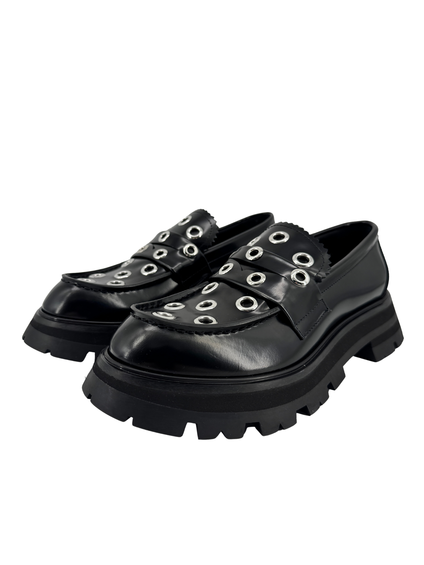 Mocassins Alexander McQueen en cuir noir & œillets argentés — semelle crantée “chunky” (réf. 733044 WIC65, taille 38)