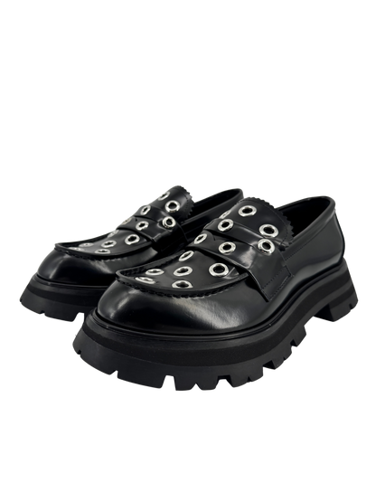 Mocassins Alexander McQueen en cuir noir & œillets argentés — semelle crantée “chunky” (réf. 733044 WIC65, taille 38)