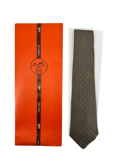 Cravate Hermès en twill de soie Made in France – décor « chaînes & maillons » sur fond gris souris