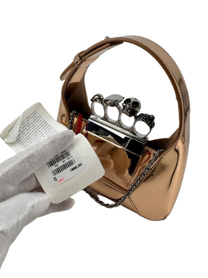 Alexander McQueen – The Jewelled Hobo en cuir miroir doré, poignée bijou “Skull Four Ring” & chaîne