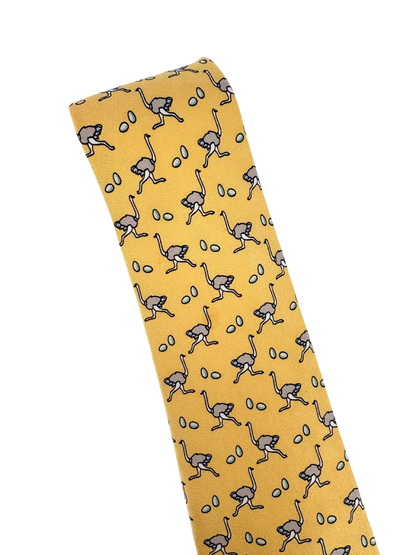Cravate Hermès en soie Made in France – motif autruches & œufs sur fond jaune