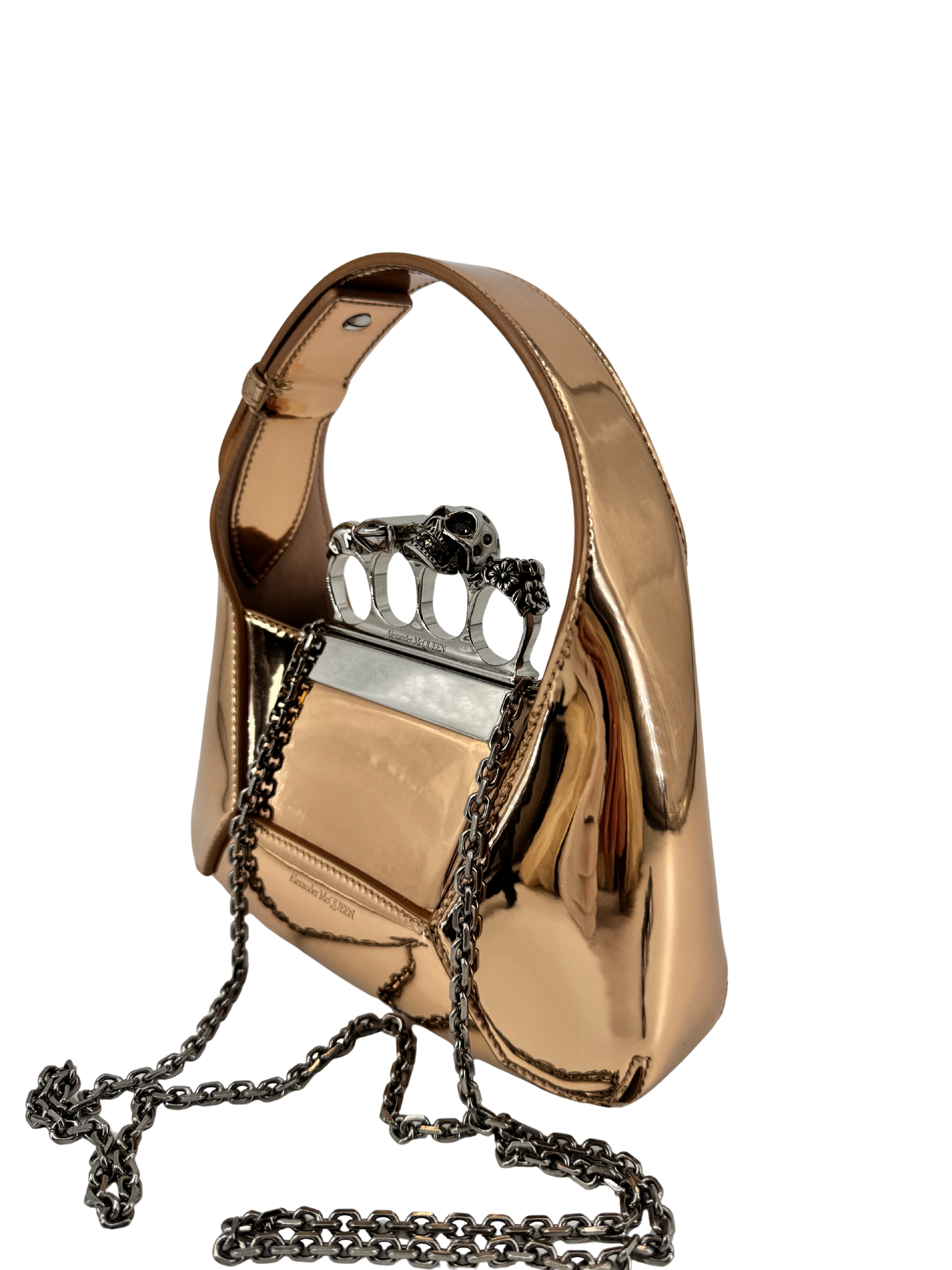 Alexander McQueen – The Jewelled Hobo en cuir miroir doré, poignée bijou “Skull Four Ring” & chaîne