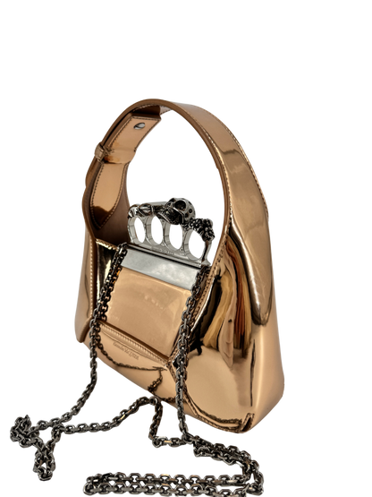 Alexander McQueen – The Jewelled Hobo en cuir miroir doré, poignée bijou “Skull Four Ring” & chaîne