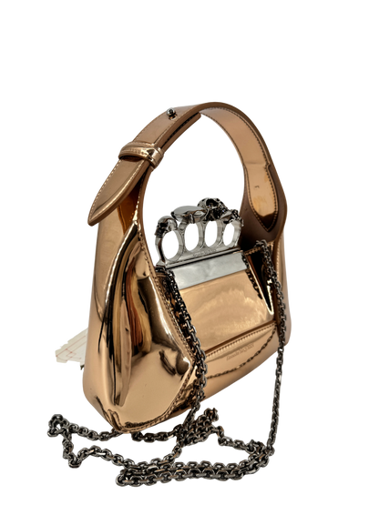 Alexander McQueen – The Jewelled Hobo en cuir miroir doré, poignée bijou “Skull Four Ring” & chaîne