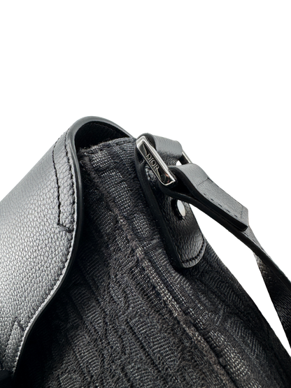 Sac Messenger à rabat Saddle Small Dior — toile jacquard Dior Oblique noire & cuir de veau grainé noir