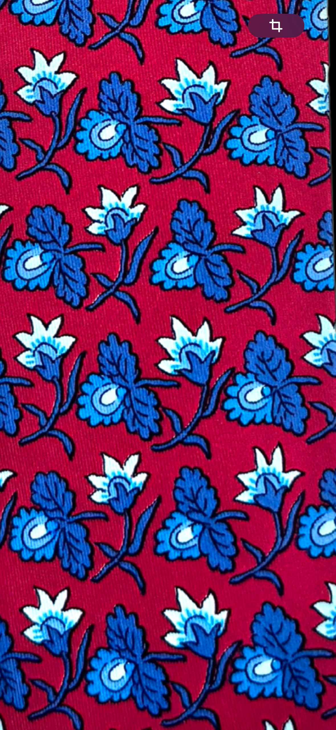 Cravate Hermès en twill de soie – fond bordeaux, motif floral en camaïeu bleu
