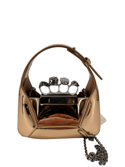 Alexander McQueen – The Jewelled Hobo en cuir miroir doré, poignée bijou “Skull Four Ring” & chaîne