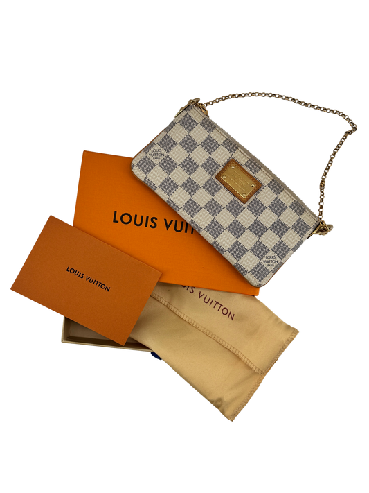 Louis Vuitton Pochette Mila PM en toile Damier Azur – Élégance solaire et allure intemporelle