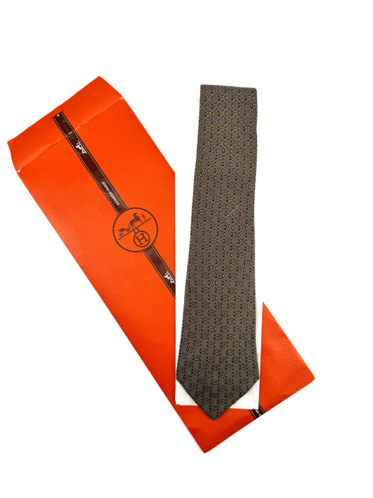 Cravate Hermès en twill de soie Made in France – décor « chaînes & maillons » sur fond gris souris