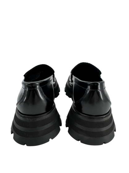 Mocassins Alexander McQueen en cuir noir & œillets argentés — semelle crantée “chunky” (réf. 733044 WIC65, taille 38)