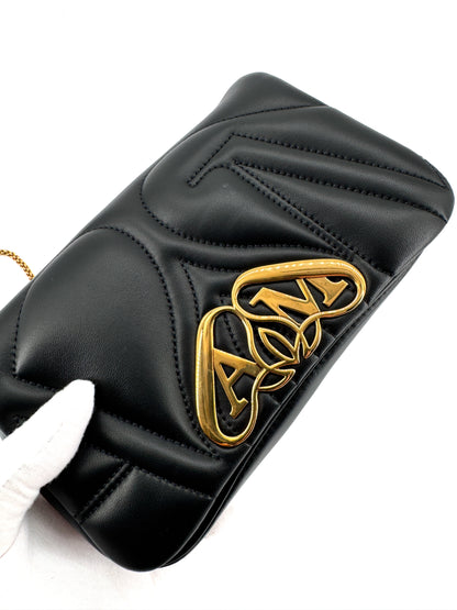 Sac Alexander McQueen “The Seal” en cuir d’agneau matelassé noir avec logo doré – Icône contemporaine de la maroquinerie de luxe