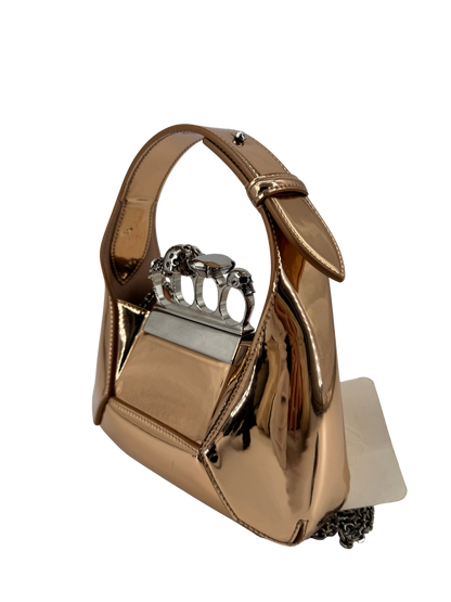 Alexander McQueen – The Jewelled Hobo en cuir miroir doré, poignée bijou “Skull Four Ring” & chaîne