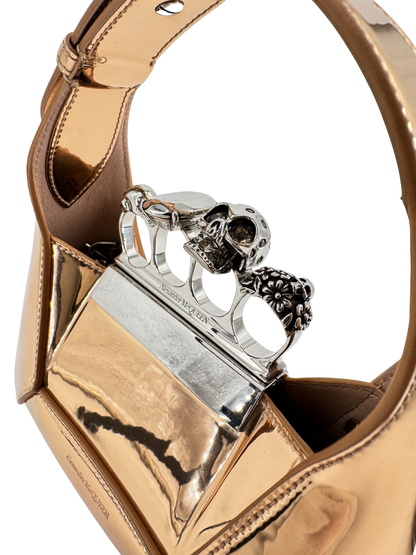 Alexander McQueen – The Jewelled Hobo en cuir miroir doré, poignée bijou “Skull Four Ring” & chaîne