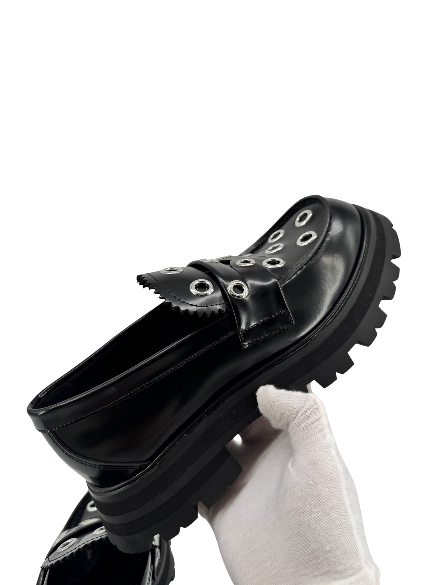 Mocassins Alexander McQueen en cuir noir & œillets argentés — semelle crantée “chunky” (réf. 733044 WIC65, taille 38)