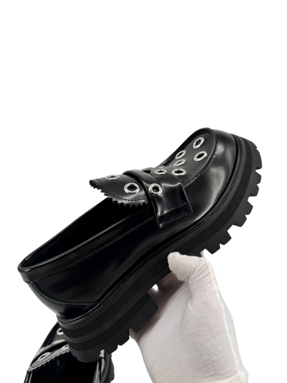 Mocassins Alexander McQueen en cuir noir & œillets argentés — semelle crantée “chunky” (réf. 733044 WIC65, taille 38)